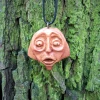 Zadziwienie - Ręcznie rzeźbiona drewniana zawieszka / Wonder - Hand-carved wooden pendant